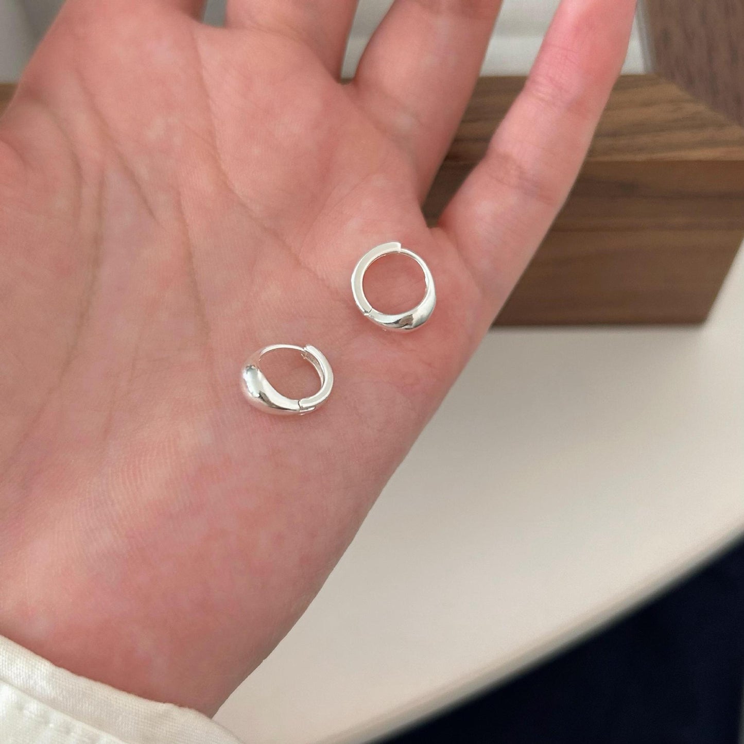 Orecchini a perno minimalisti a forma di lettera in Argento Sterling 925 placcato Oro con accento di perla