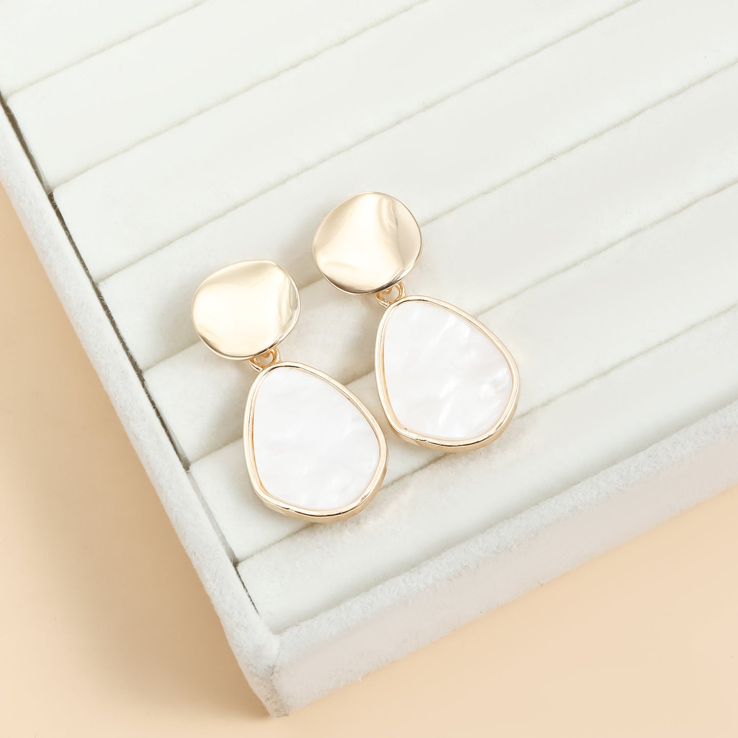 Pendientes de tuerca minimalistas geométricos de aleación de zinc con acabado chapado para mujer