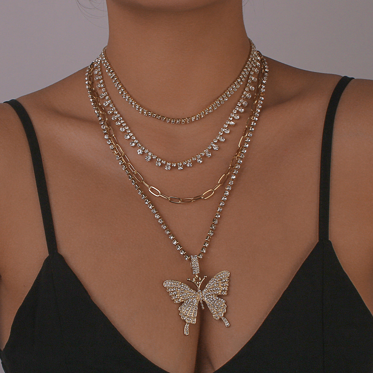 Collar con colgante de mariposa dulce y atrevido con incrustaciones de diamantes de imitación, cadena de caja multicapa de aleación, diseño geométrico, acabado chapado