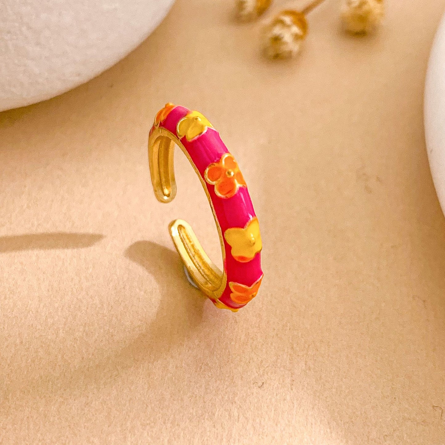 Anello aperto regolabile da donna placcato oro in ottone con fiore minimalista