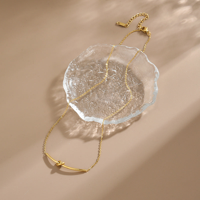 Collana Minimalista Geometrica Placcata in Acciaio Titanio con Ciondolo a Fiocco per Donna, Catena Regolabile