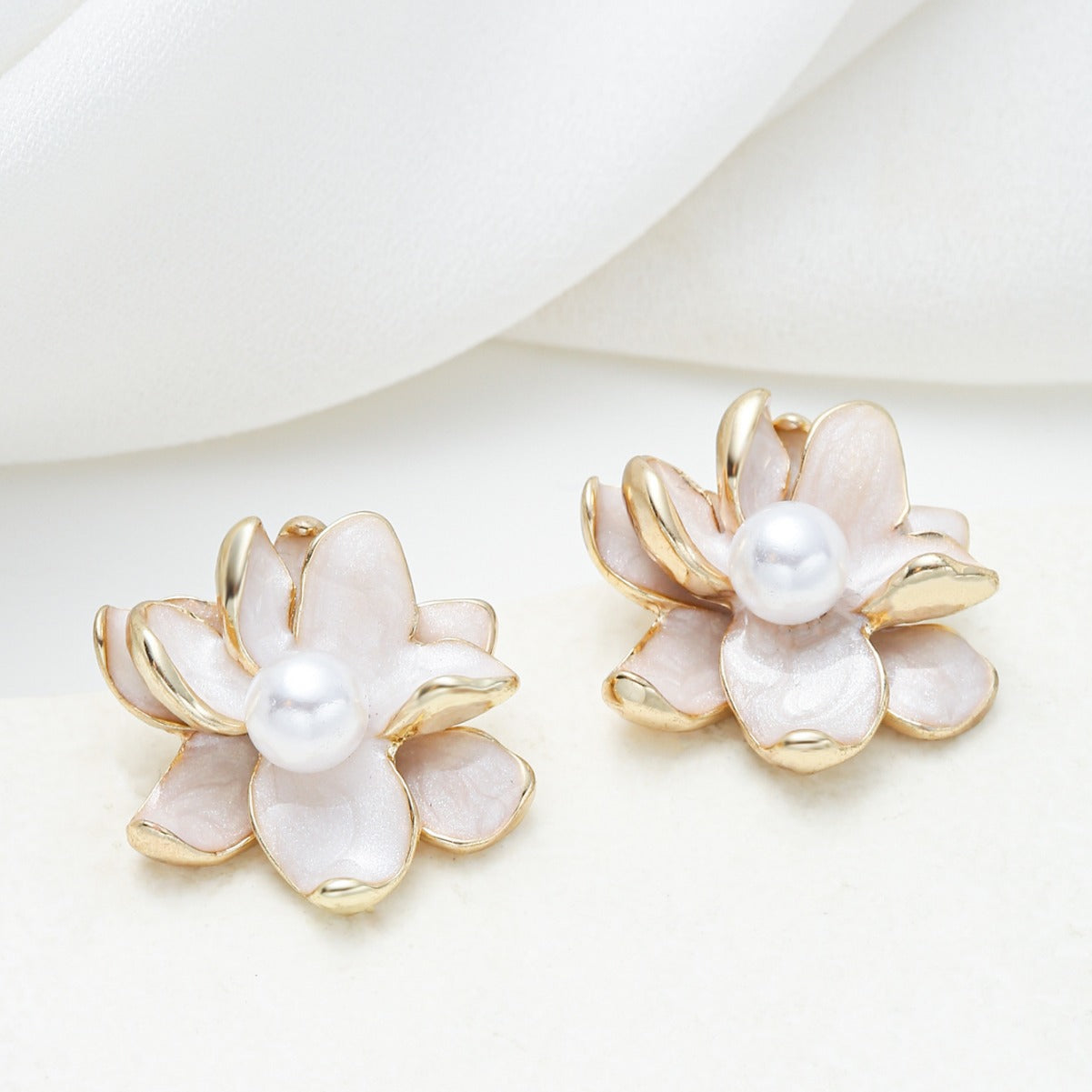 Pendientes de tuerca florales minimalistas con incrustaciones de perlas en aleación de metal para mujer