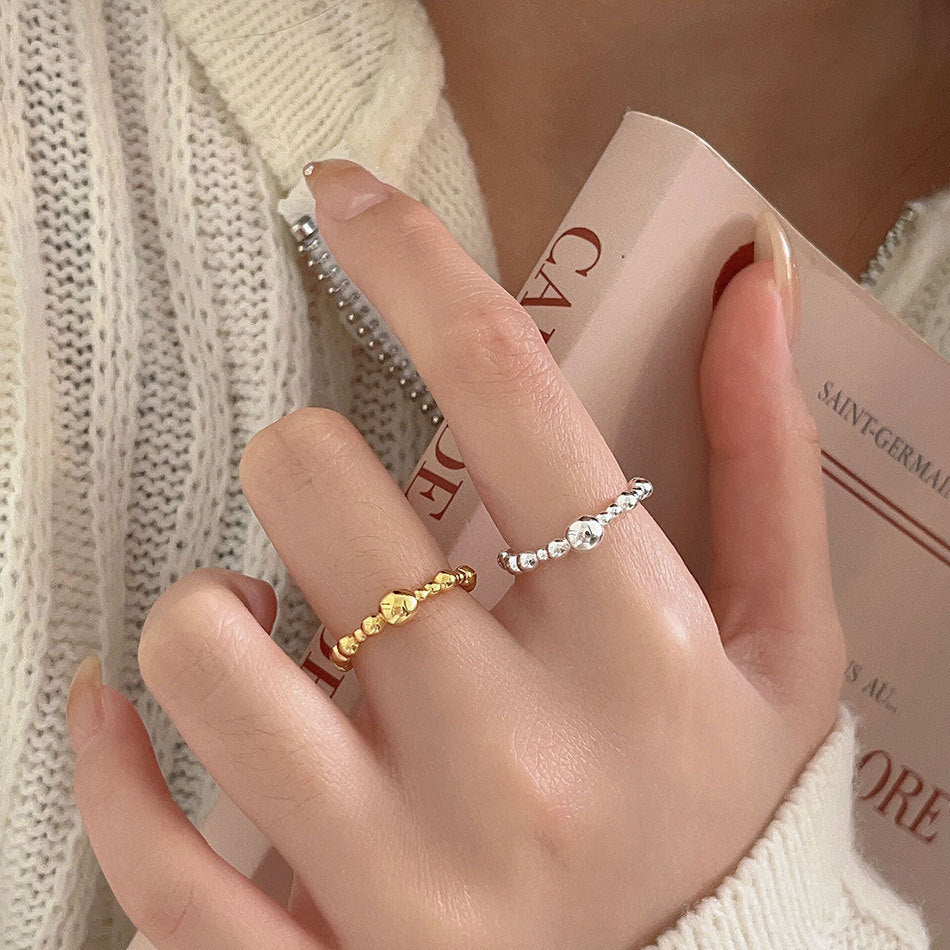 Anillo minimalista de plata de ley 925 con forma de corazón y cuentas cuadradas biseladas para mujer