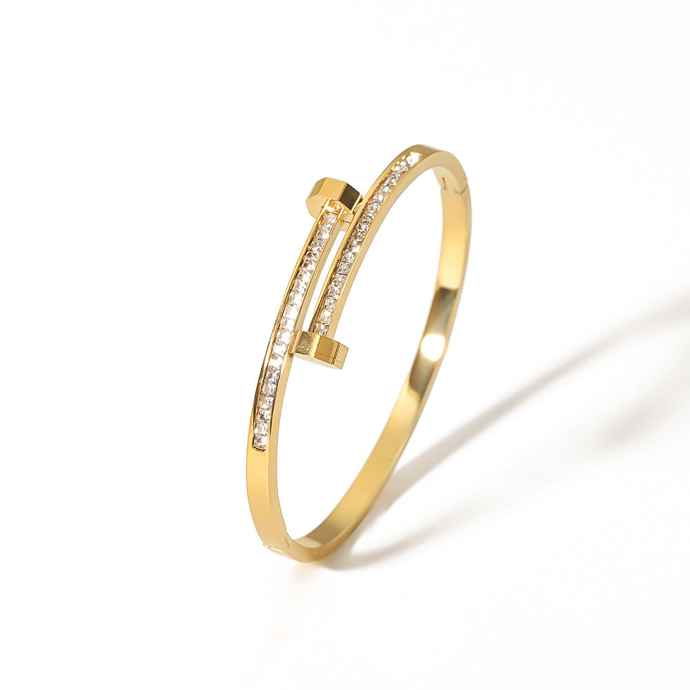 Bracciale asimmetrico in acciaio al titanio placcato oro 18K con intarsio di zirconi, design a disco aperto per donna