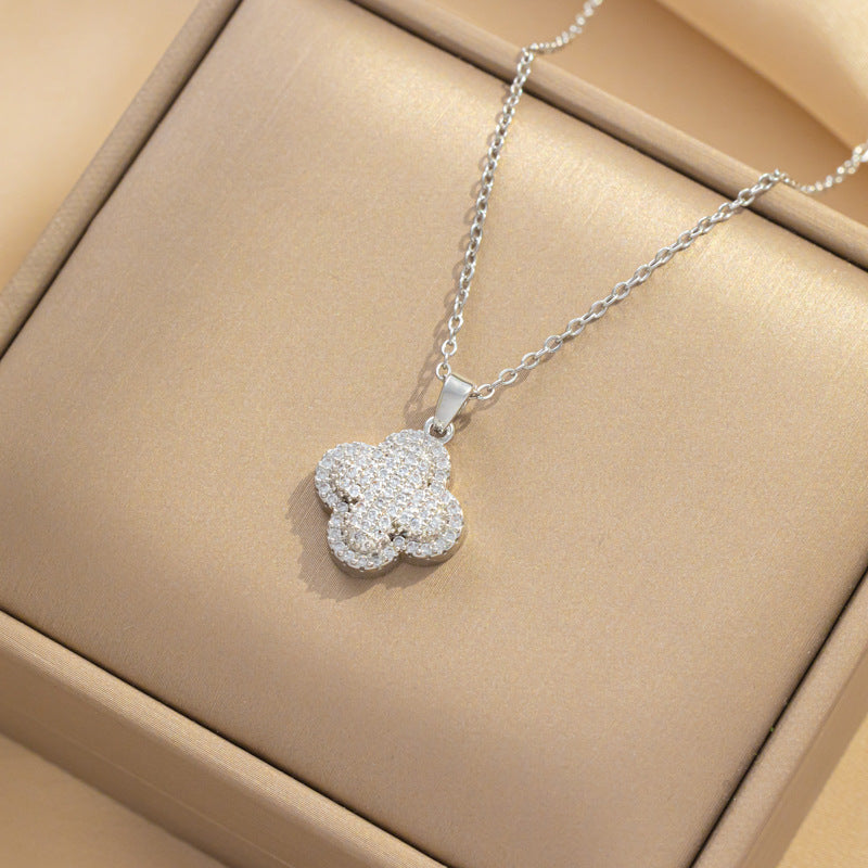 Collar con colgante minimalista de trébol de cuatro hojas para mujer, de acero de titanio con incrustaciones de diamantes de imitación y acabado pulido