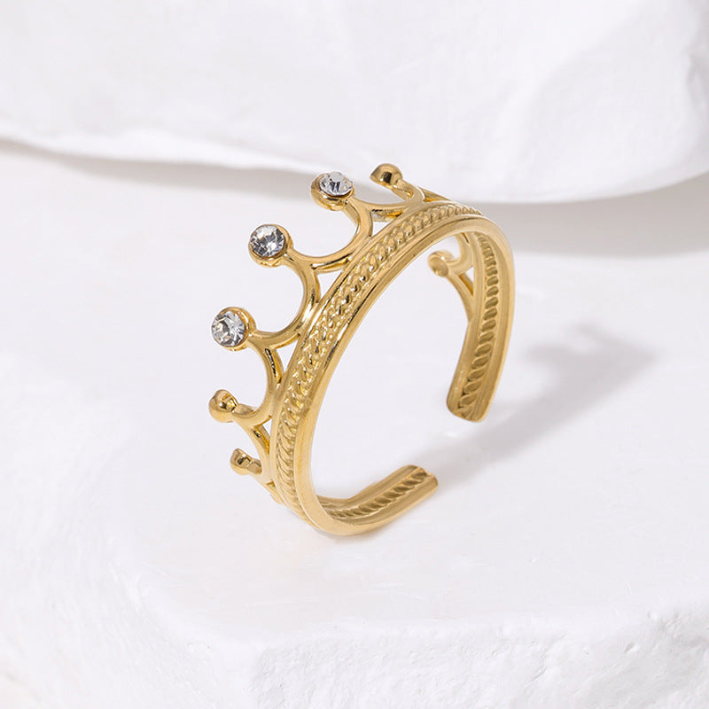 Anillo minimalista de acero inoxidable con baño de oro de 18 quilates en forma de corona para mujer con incrustaciones de diamantes de imitación