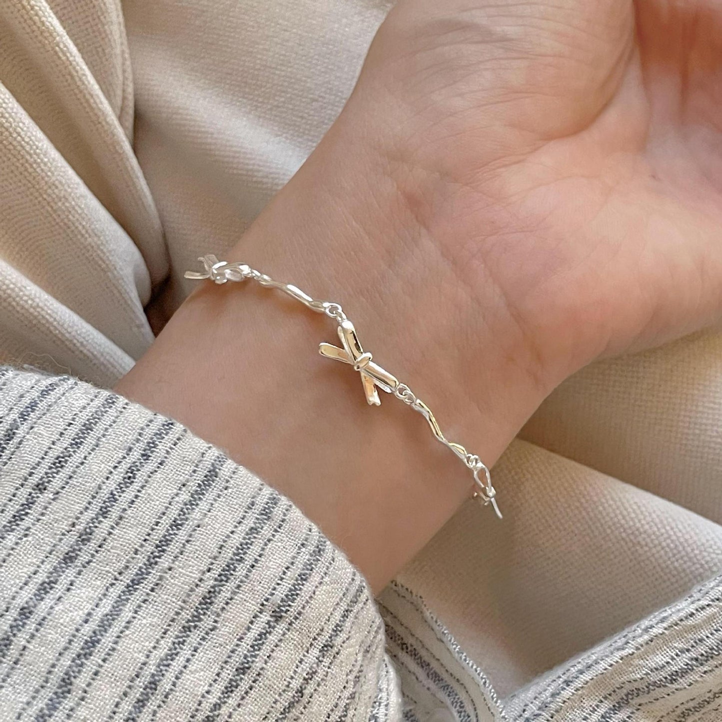 Minimalist Bow-Shaped S925 Sterling Silver Bracelet with Plated Finish, Delicate Line Detail, Unisex Elegant Accessory