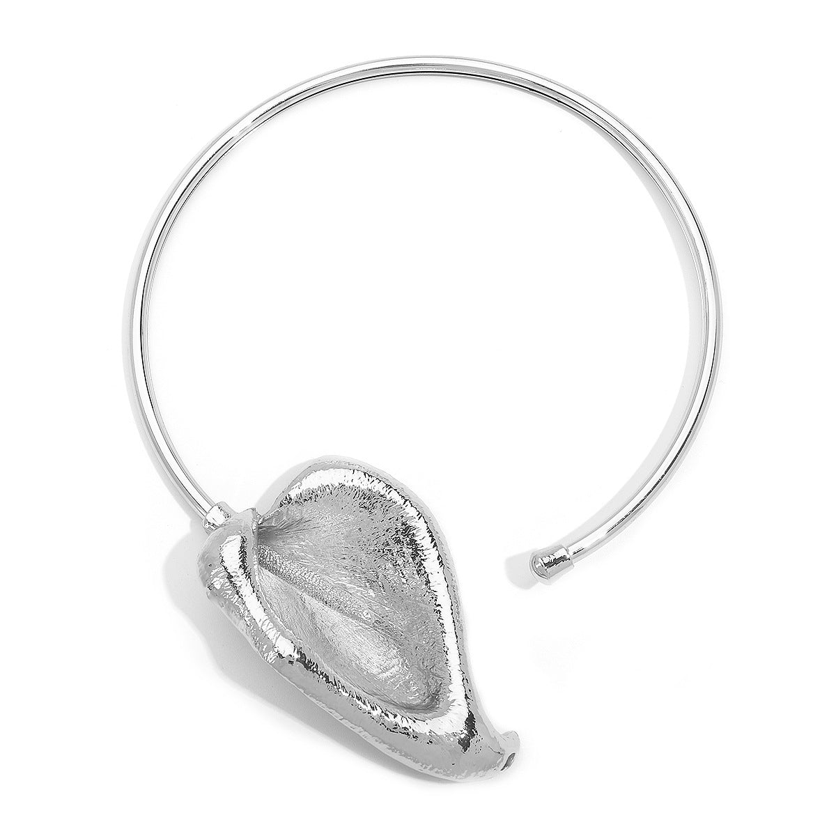 Collar de aleación con forma de hoja artística vintage con baño para mujer