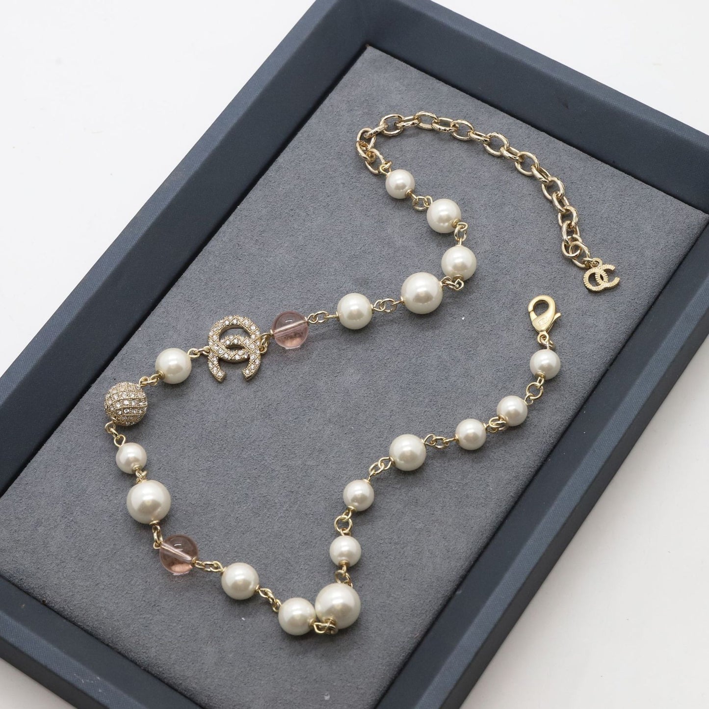 Elegante Collana da Donna con Ciondolo a Sfera in Cristallo, Perle e Lettera Placcata