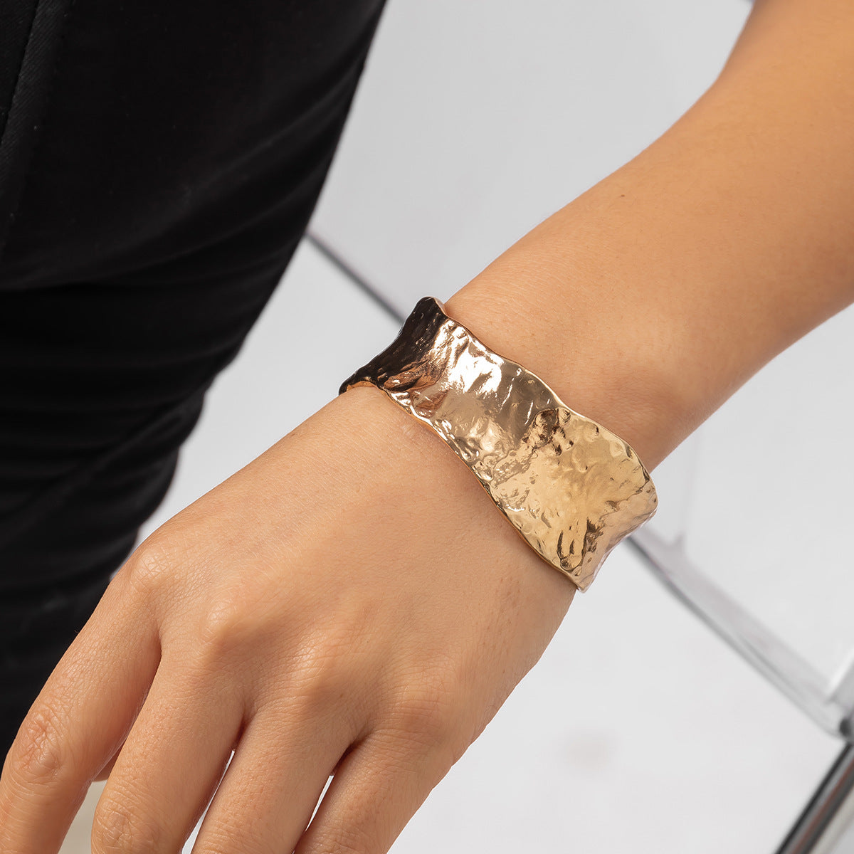 Pulsera de aleación texturizada en forma de V geométrica estilo punk con diseño abierto irregular para mujer
