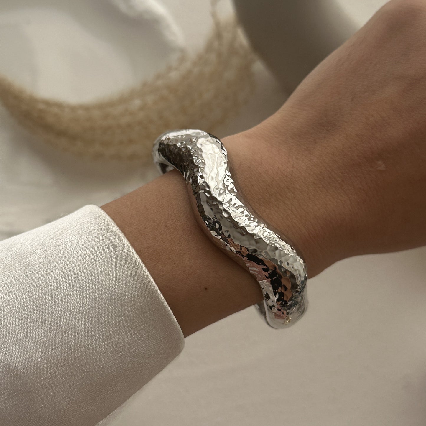 Bracciale rigido dorato in lega geometrico largo con design a molla a onda irregolare