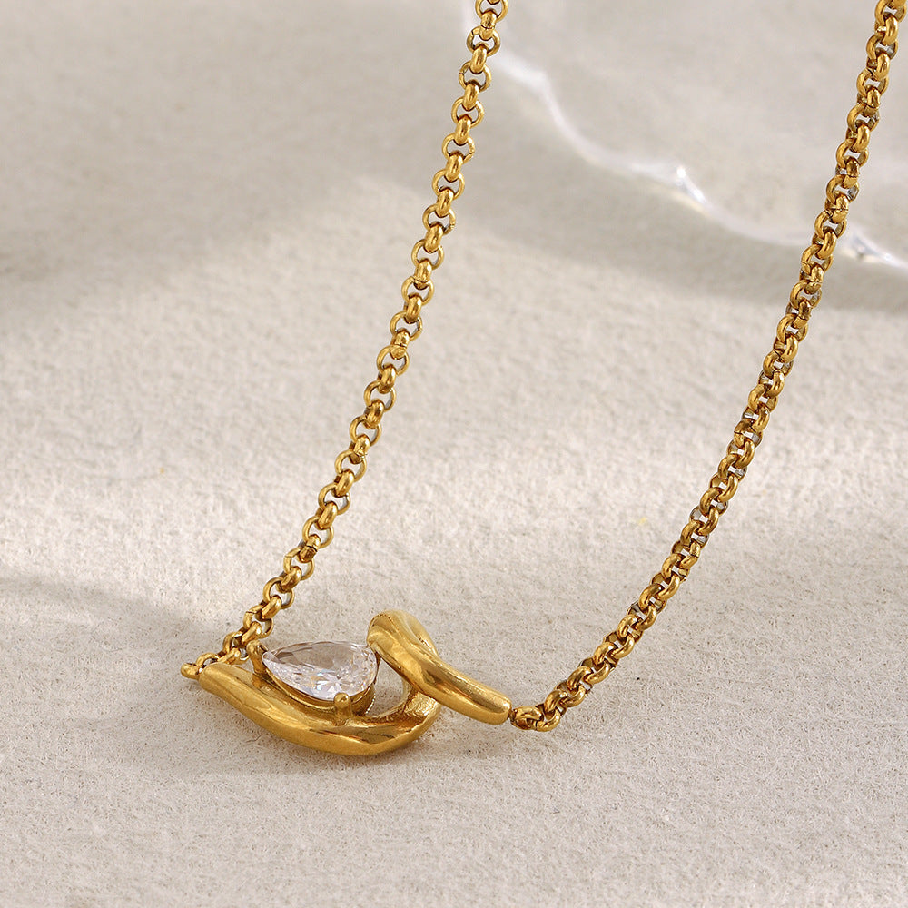 Collana con Pendente a Goccia Minimalista in Acciaio Inox con Placcatura in Oro 18K, Accenti di Zirconi e Perle Rotonde su Catena Standard