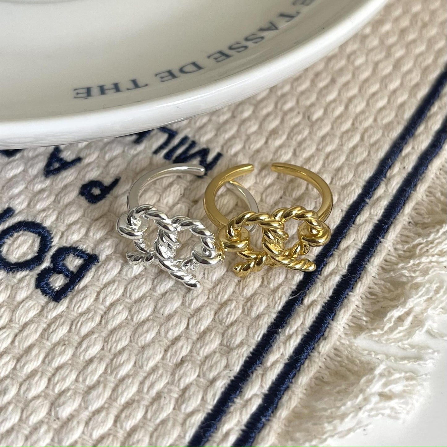 Anillo retorcido con forma de corazón minimalista de plata de ley 925 para mujer con textura geométrica