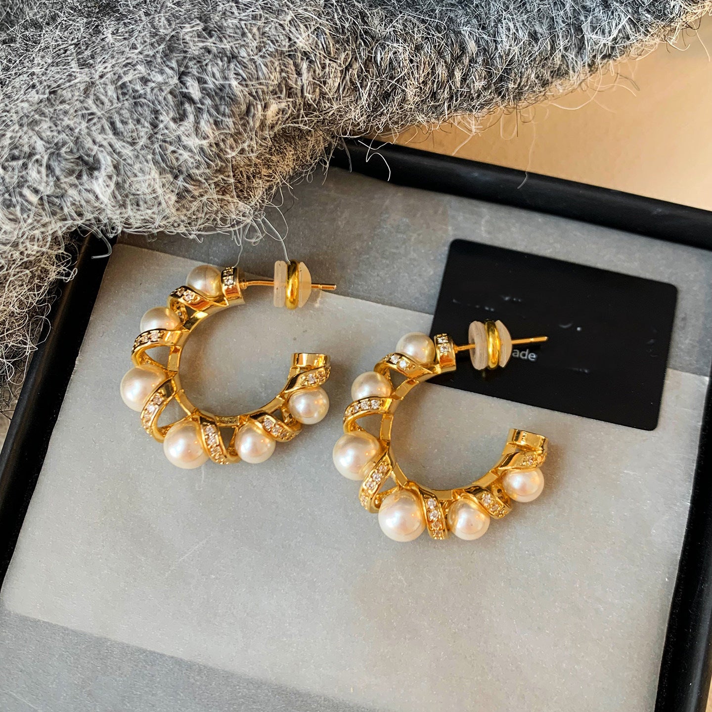 Orecchini a perno eleganti e minimalisti a forma di C con intarsio in zircone per donna