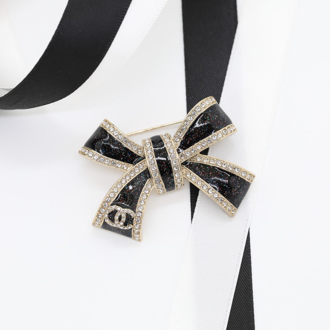 Elegante set di collana e orecchini in ottone placcato oro con fiocco smaltato da donna