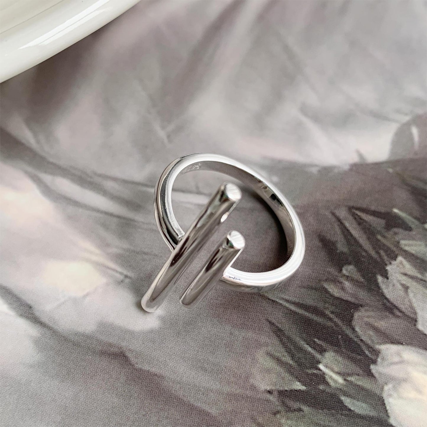 Anillo Abierto Geométrico Minimalista con Letra T de Plata Esterlina 925