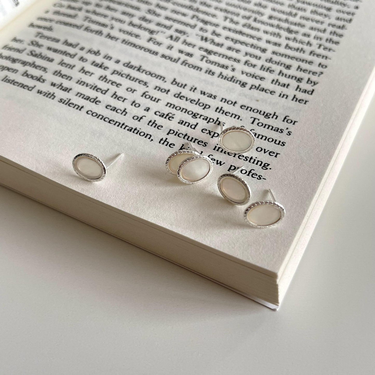 Orecchini a perno minimalisti a forma di stella in argento sterling 925 con accento in conchiglia naturale
