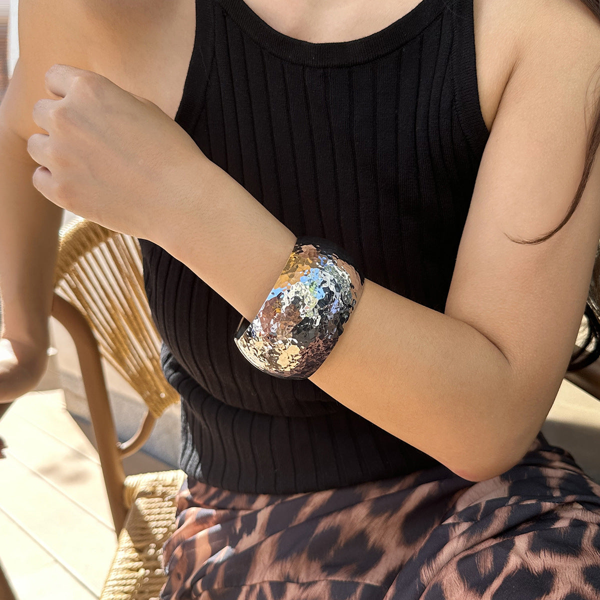 Pulsera de espiral irregular estilo punk para mujer, fabricada en aleación con acabado chapado