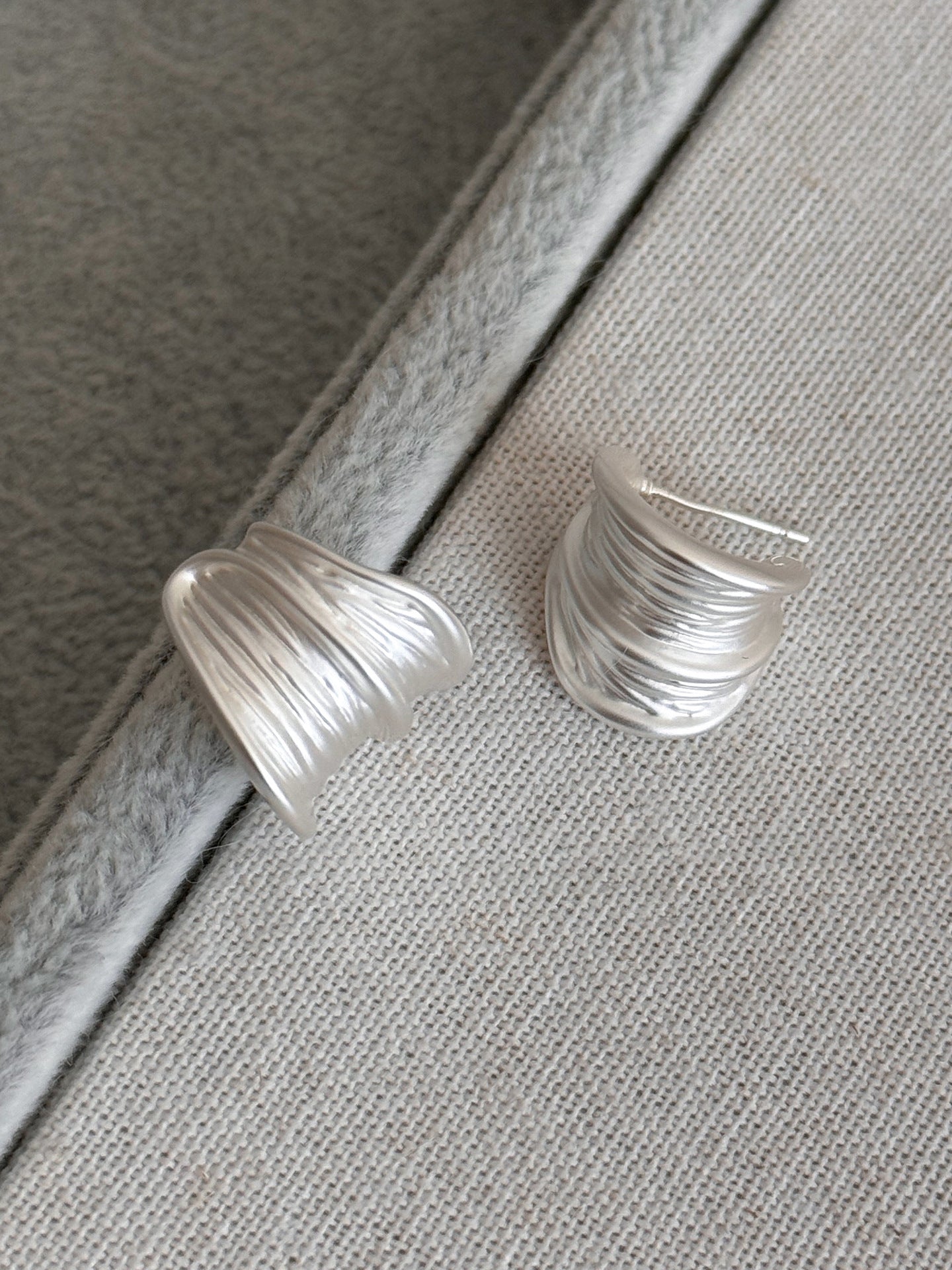 Orecchini a Perno Minimalisti a C Geometrici in Metallo con Finitura Placcata Argento da Donna