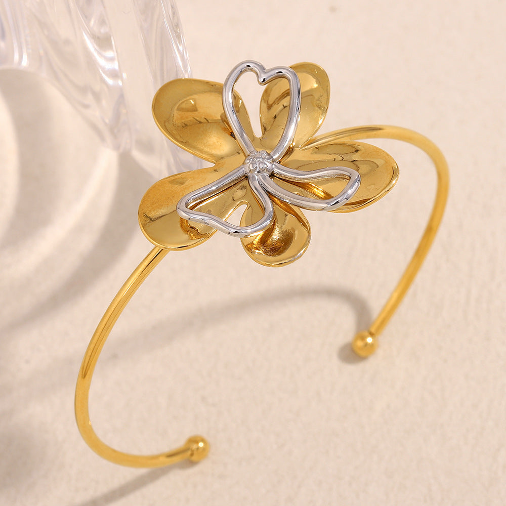 Bracciale in Acciaio Inox Placcato Oro 18K con Motivo Floreale Minimalista e Linee Delicate