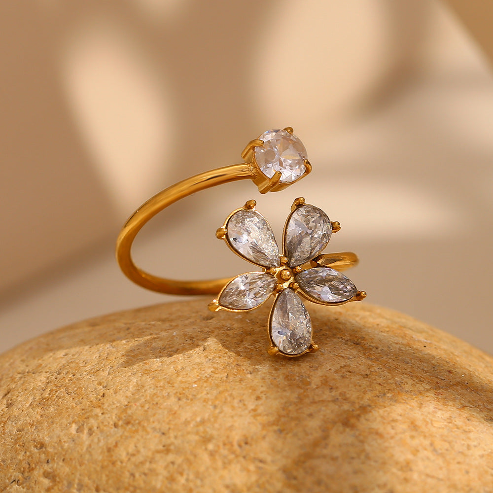 Anello alla moda in acciaio inossidabile con motivo floreale per donna, placcato in oro 18 carati e zirconi