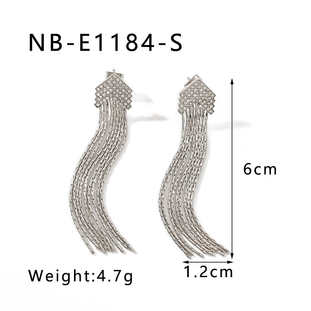 Orecchini pendenti con nappe stile Ins con intarsio completo di strass su base in acciaio inossidabile e finitura placcata in oro 18 carati