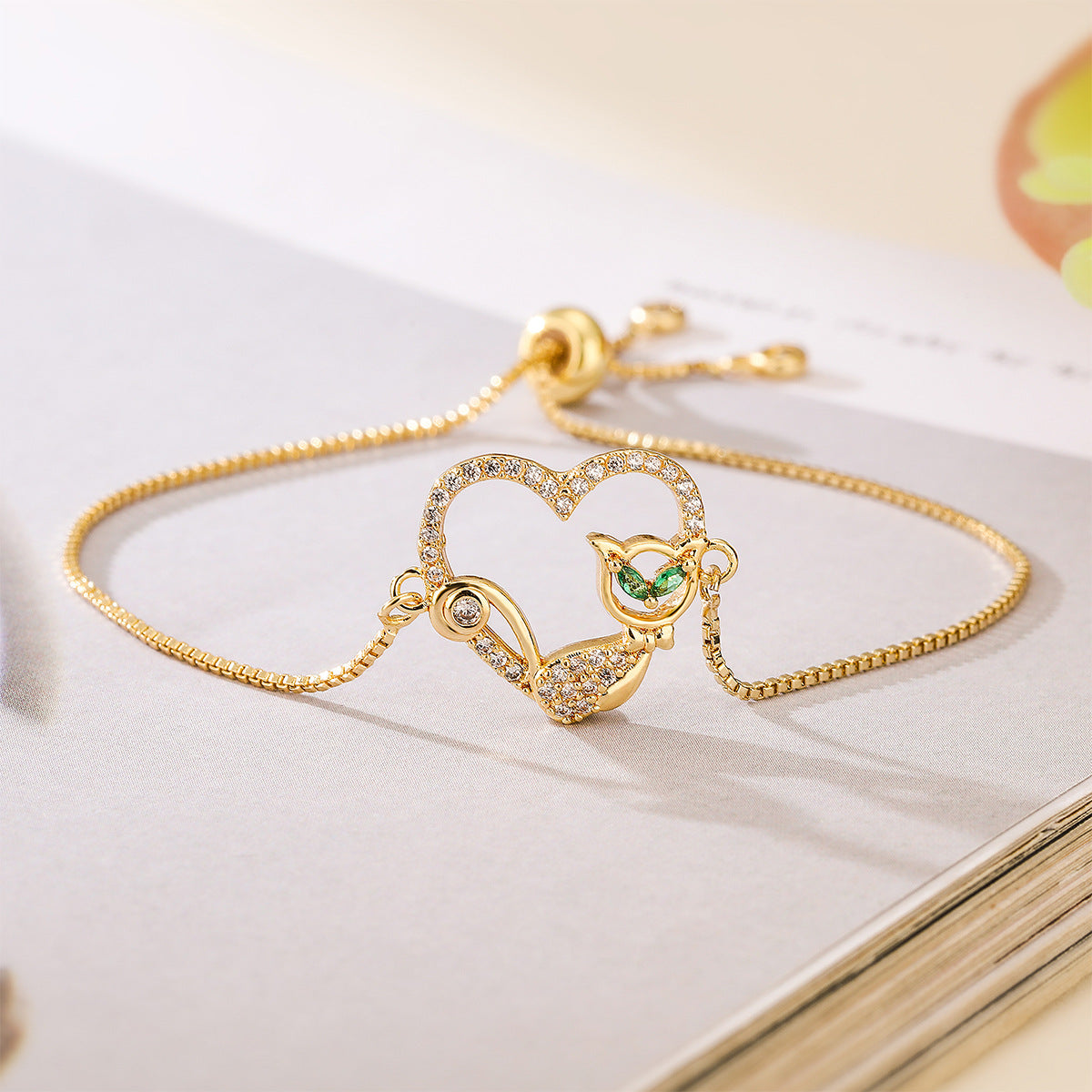 Fashionable Minimalist Heart-Shaped Copper Plated Gold Zircon Cat Bracelet for Women