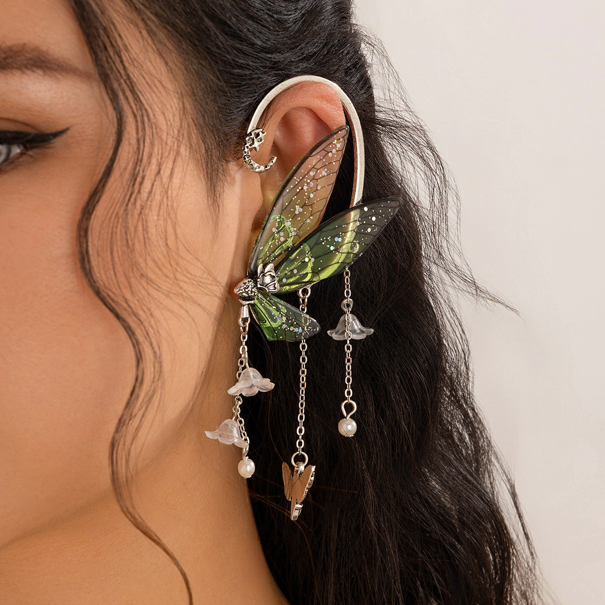 Orecchini a farfalla minimalisti in lega con accenti in resina e acrilico, finitura placcata, ear cuff senza piercing da donna