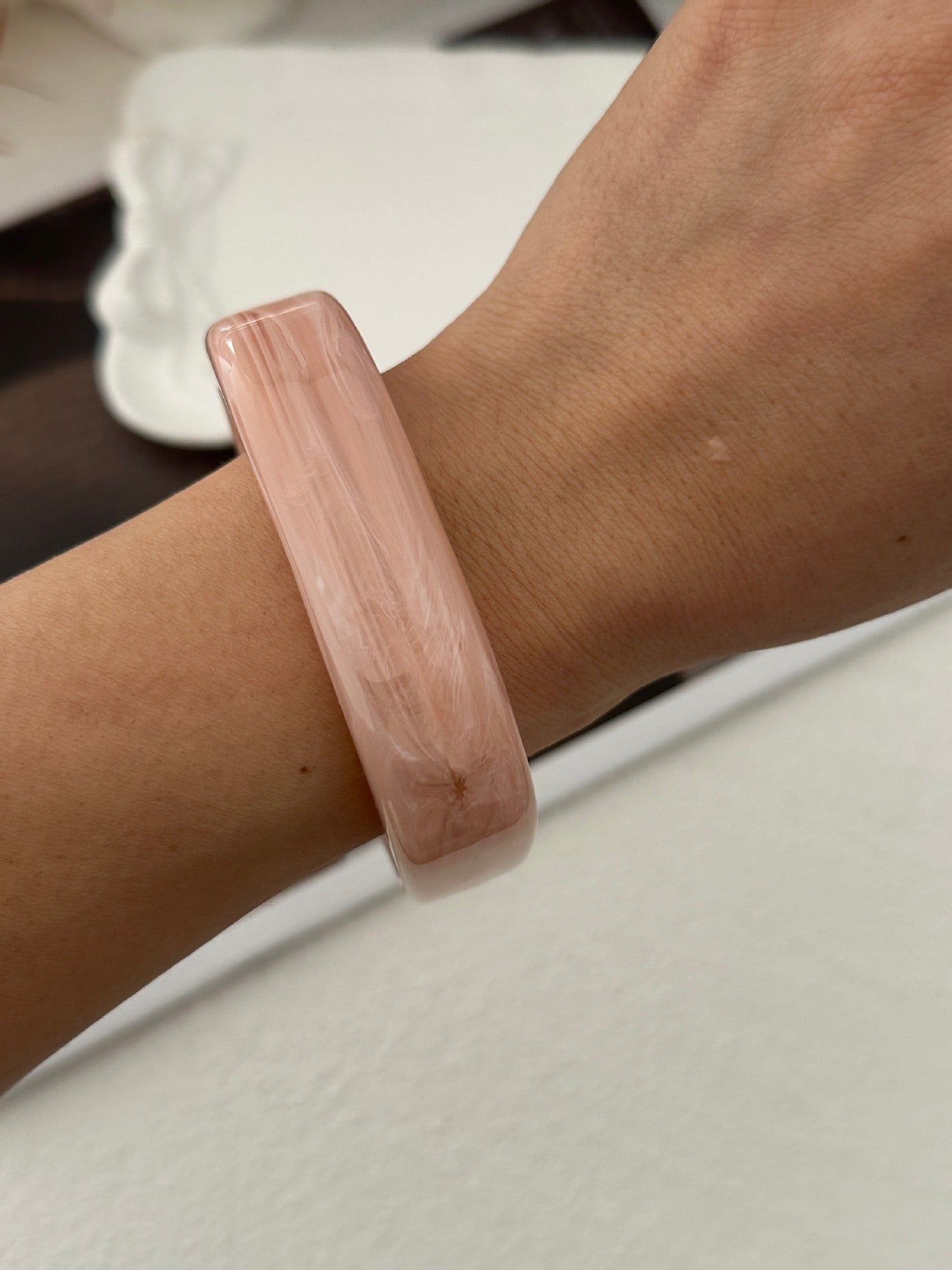 Bracciale in acrilico lucidato geometrico a gradiente colorato