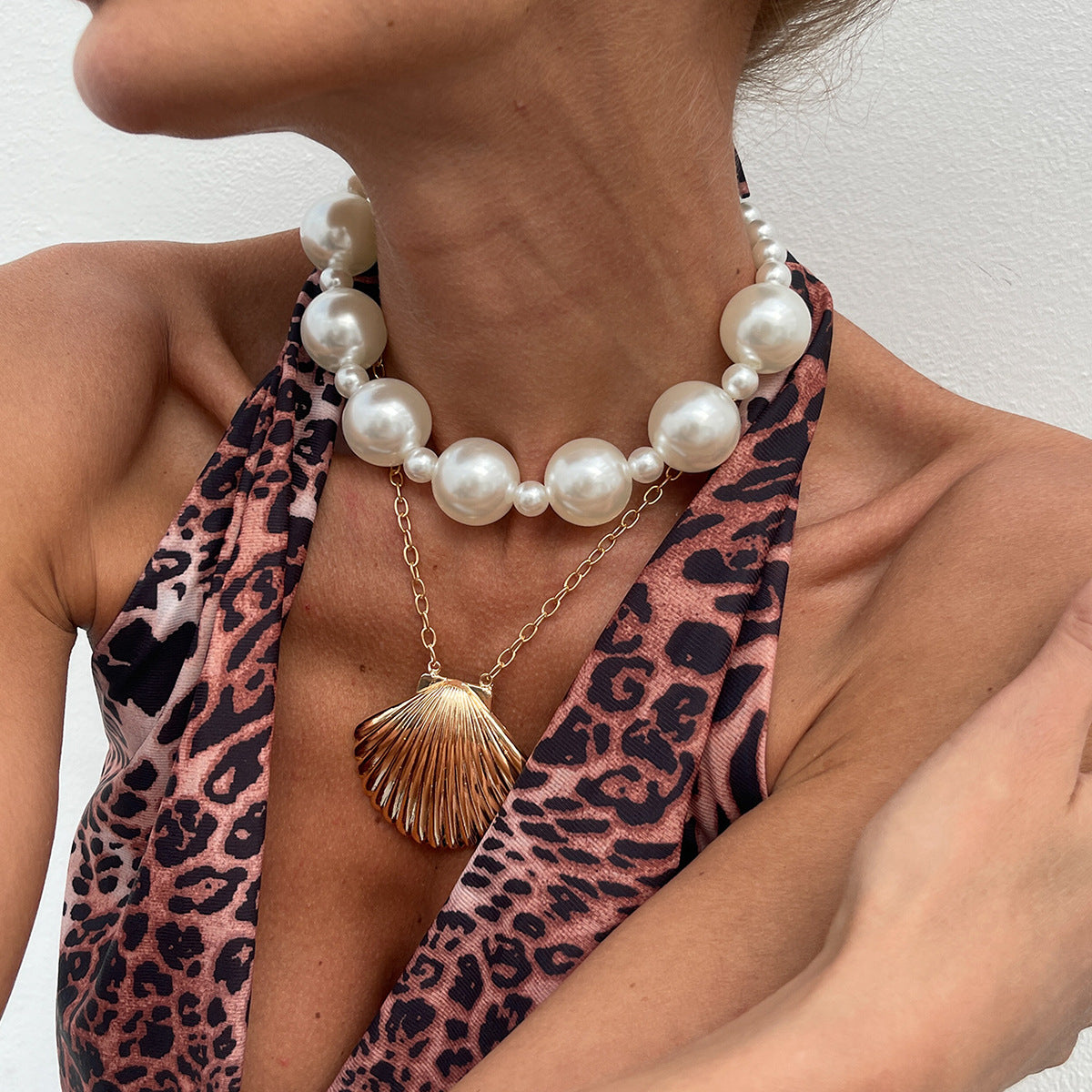 Collar con colgante de concha estilo vintage exagerado en aleación con acabado chapado para mujer