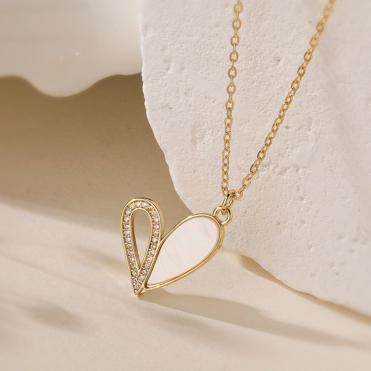 Minimalist Heart-Shaped Copper Pendant Necklace with 18K Gold Plating and Zircon Inlay for Women