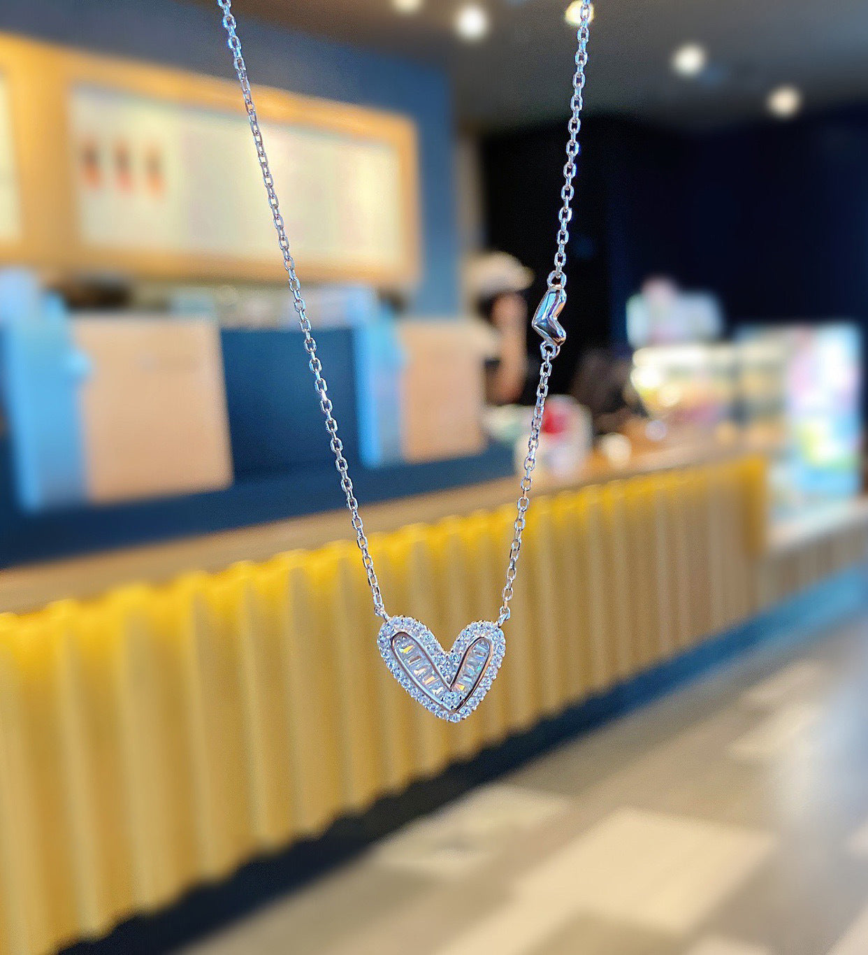 Collana Minimalista a Cuore in Acciaio al Titanio con Finitura Placcata per Donne, Regalo Gioiello a Catena al Collo