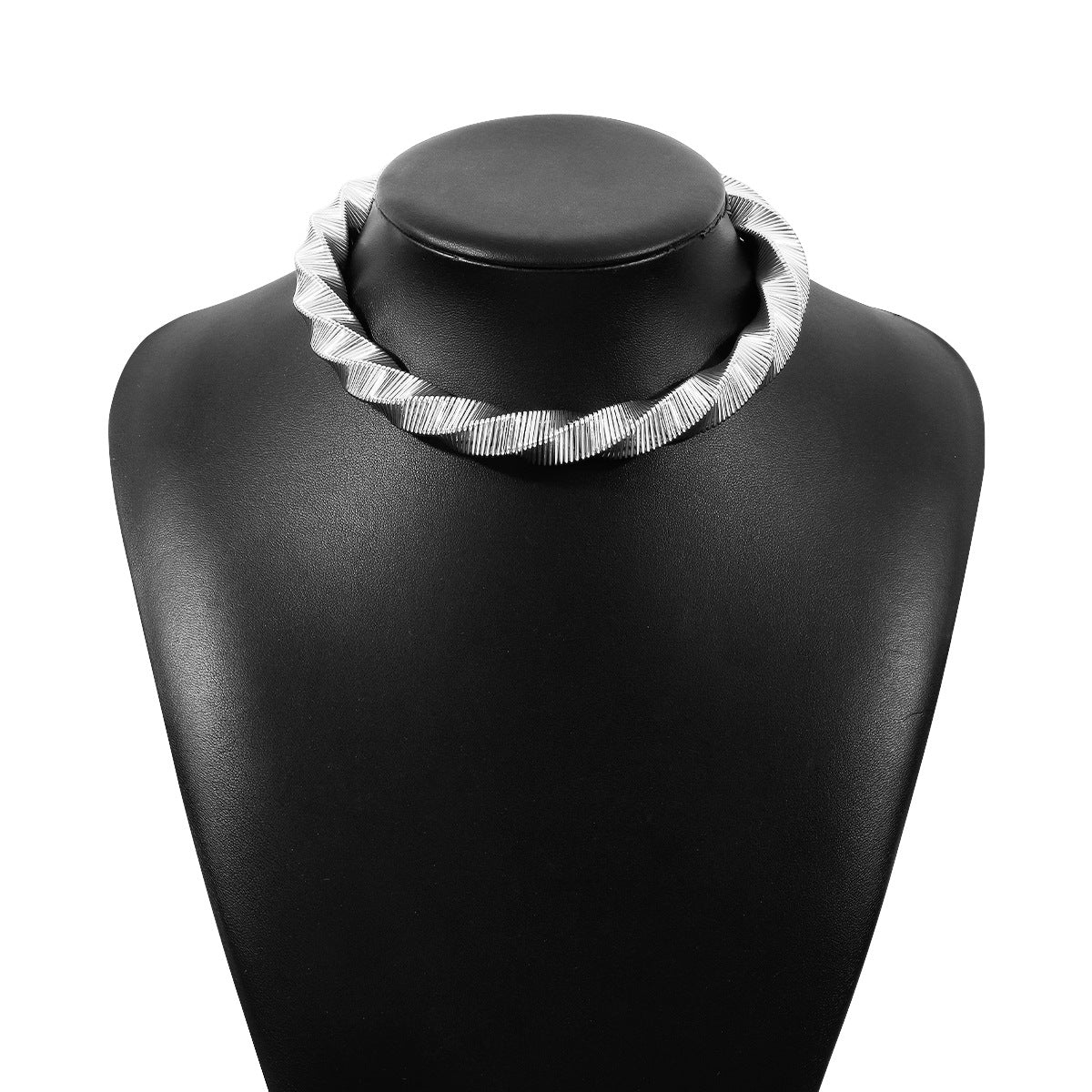 Collana da donna con corda attorcigliata geometrica spigolosa, finitura galvanica e estetica a onda fredda