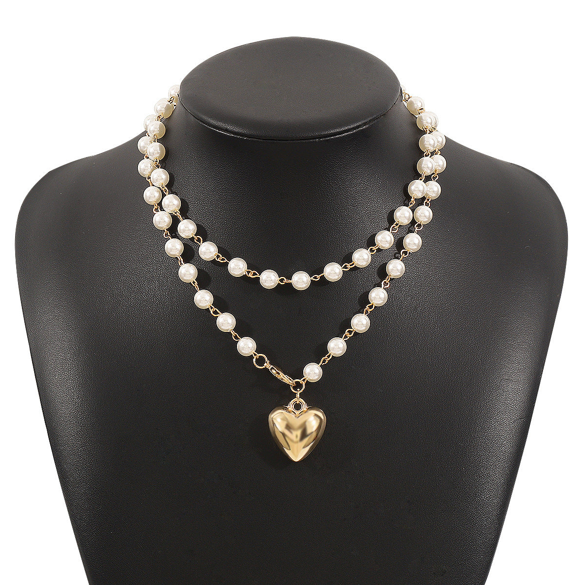 Collar de doble capa minimalista con colgante de corazón, acentos de perlas simuladas y acabado chapado en oro para mujer