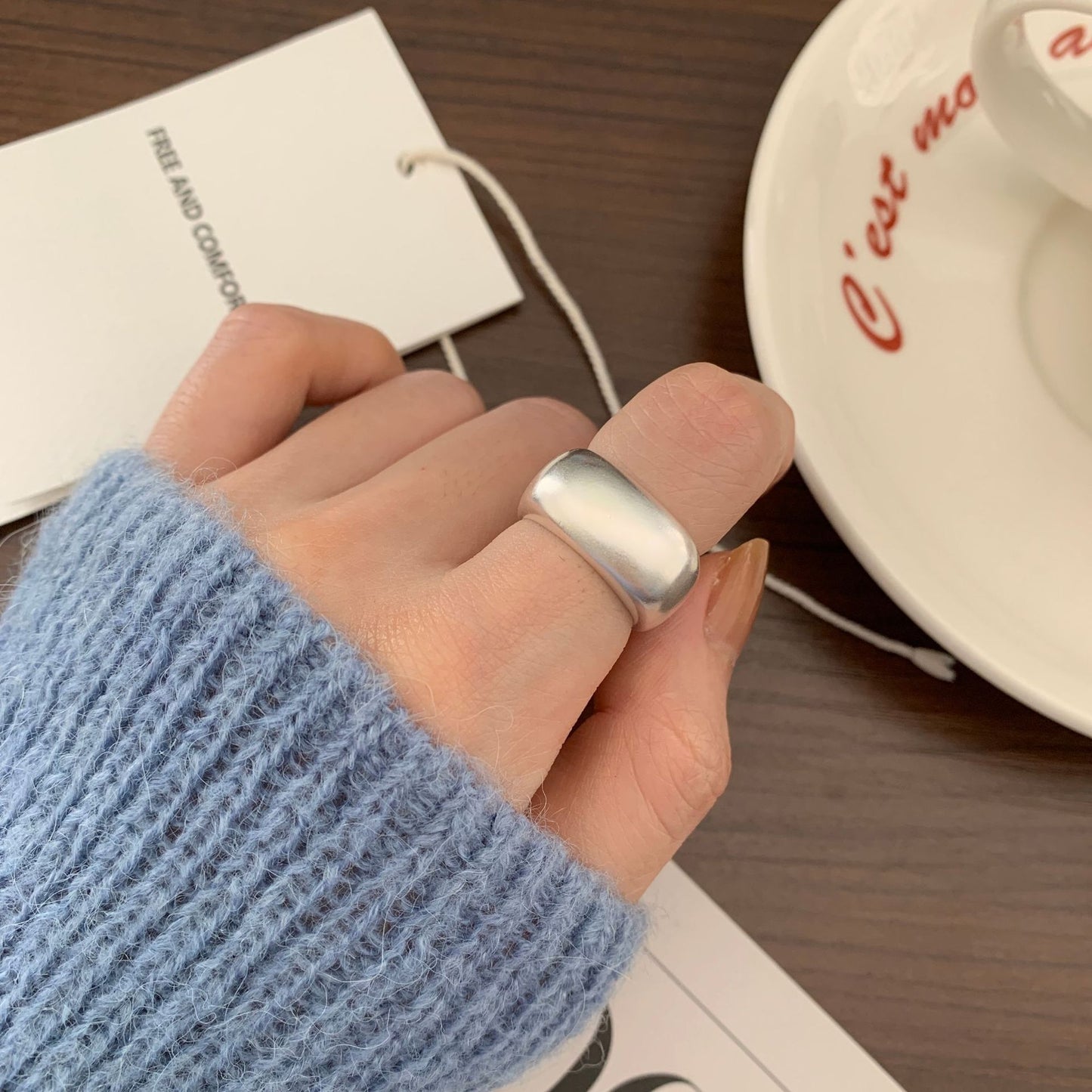 Anillo minimalista de plata mate geométrica para mujer, hecho a mano con plata de ley 925 y detalle cuadrado biselado