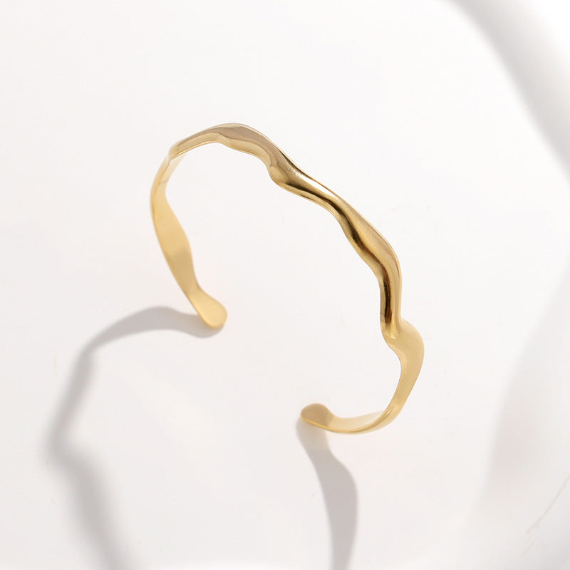 Bracciale da donna minimalista in acciaio al titanio a forma di onda con finitura placcata, accessorio di moda