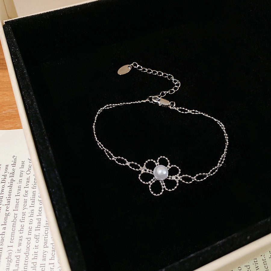 Set di collana e bracciale da donna con perle floreali a traforo minimaliste, pendente in lega e finitura placcata