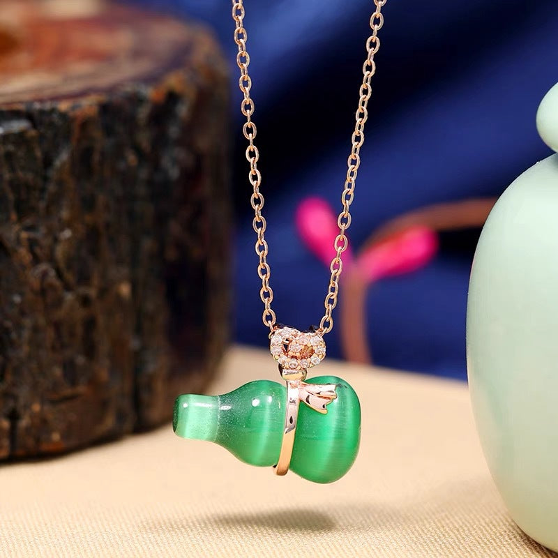 Collana con Pendente a Zucca in Giada Geometrica di Ispirazione Etnica da Donna in Acciaio al Titanio con Finitura Placcata, Catena Minimalista per Clavicole