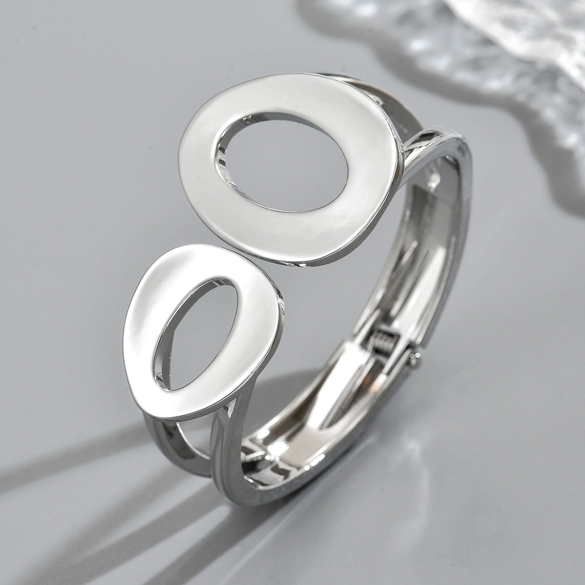 Pulsera geométrica hueca minimalista de metal para mujer con acabado pulido y diseño abierto asimétrico