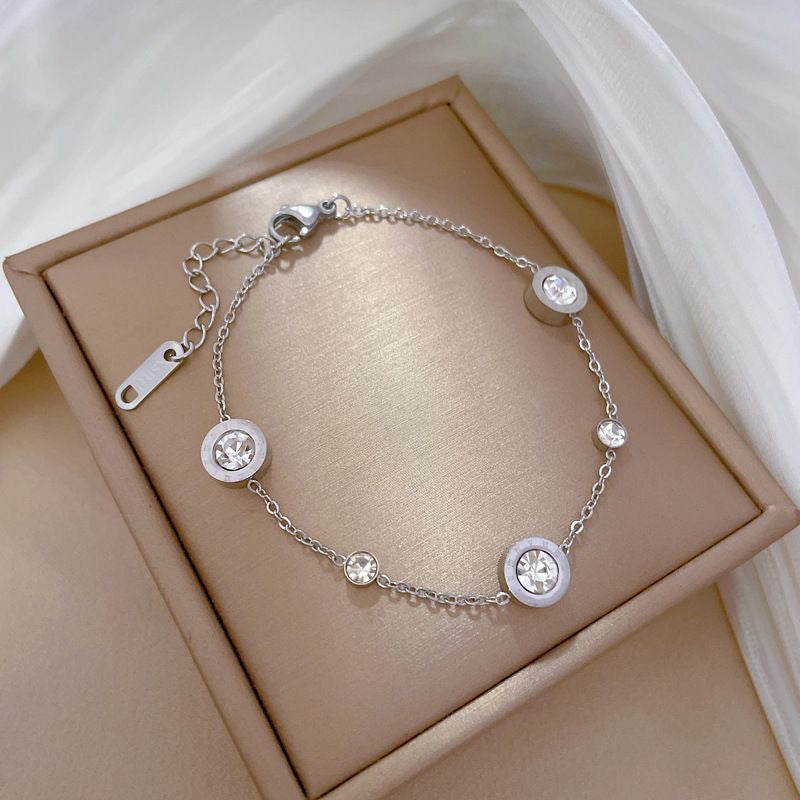 Bracciale Minimalista da Donna in Acciaio al Titanio con Lettere Romane, Intarsio di Strass e Placcatura in Oro 18K