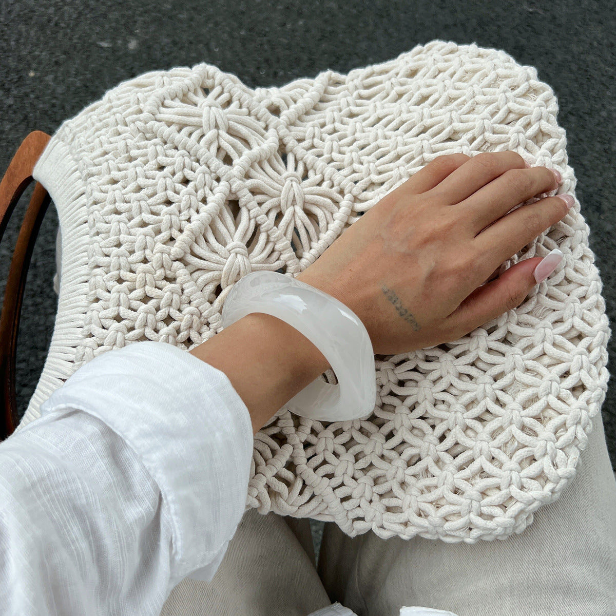 Bracciale da donna in acrilico geometrico irregolare minimalista con effetto traslucido sfumato