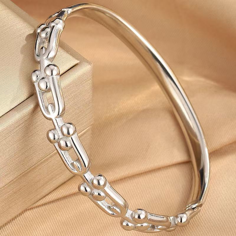 Bracciale minimalista a ferro di cavallo a U in acciaio al titanio con finitura liscia elettrolitica sottovuoto