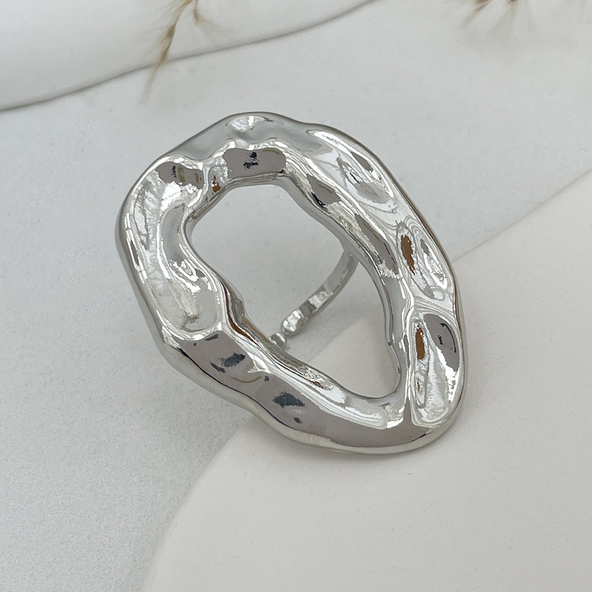 Anillo cuadrado geométrico líquido minimalista con detalle de flor sintética irregular para mujer, banda de aleación con acabado chapado
