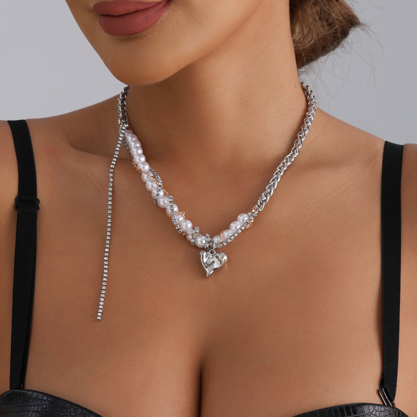Collar de aleación dulce y atrevido con forma de corazón con baño de oro y plata para mujer