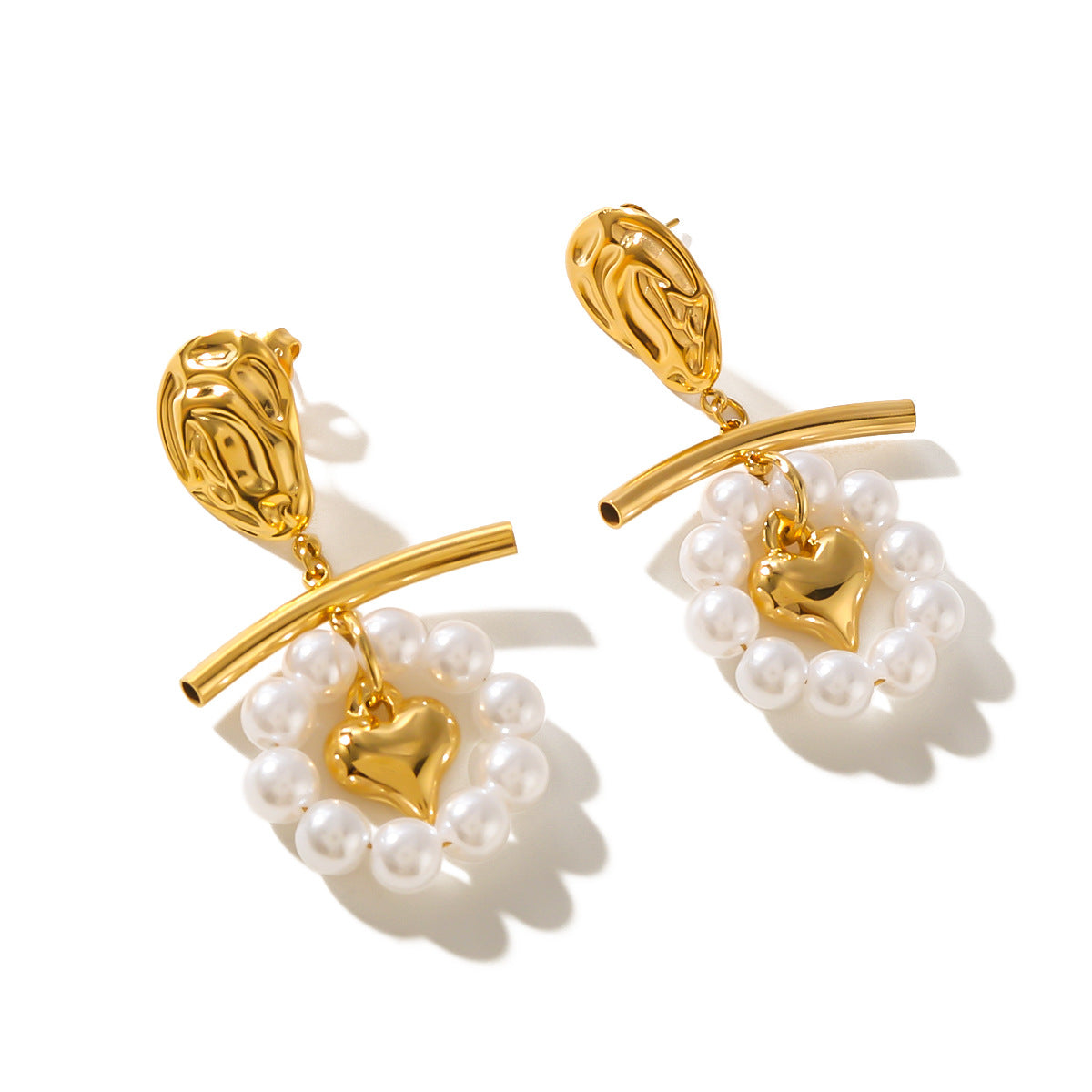 Orecchini a perno a forma di cuore con perle in rilievo 3D in stile vintage romantico in acciaio inossidabile con placcatura sottovuoto in oro 18 carati