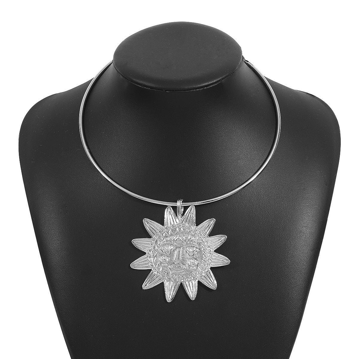 Collana audace con ciondolo a girasole dalla forma geometrica con lega galvanizzata e catena a serpente da donna