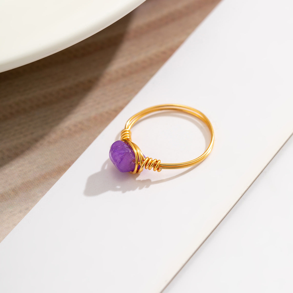 Anillo rústico de cobre hecho a mano con forma geométrica irregular e incrustaciones de cristal para mujer