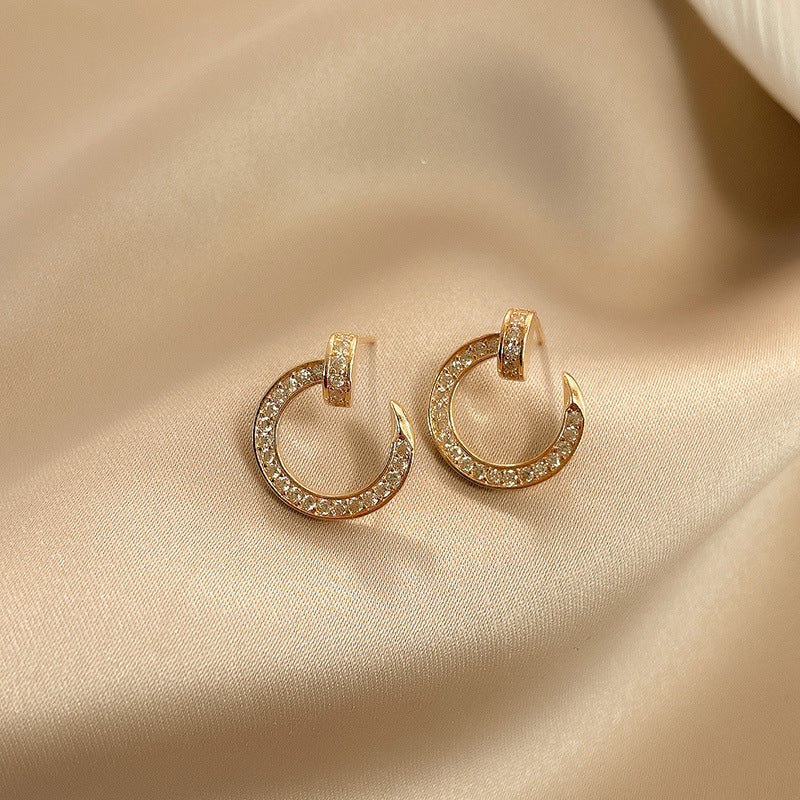 Orecchini a perno con cerchio geometrico minimalista da donna con zirconia micro-pavé su perni in rame placcato