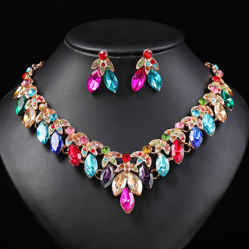 Vintage Floral Leaf Pendant Necklace and Earrings Set for Women Alloy Short Clavicle Chain with Plated Finish