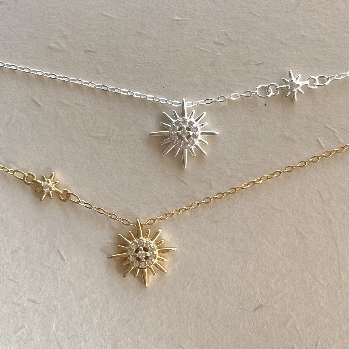 Collana con Pendente a Stella Minimalista Tonalità Fredde in Argento Sterling 925 con Dettagli in Zircone